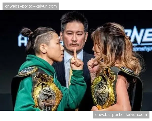 新闻发布会后，两位刚刚结束恶战的拳手在后台握手交谈